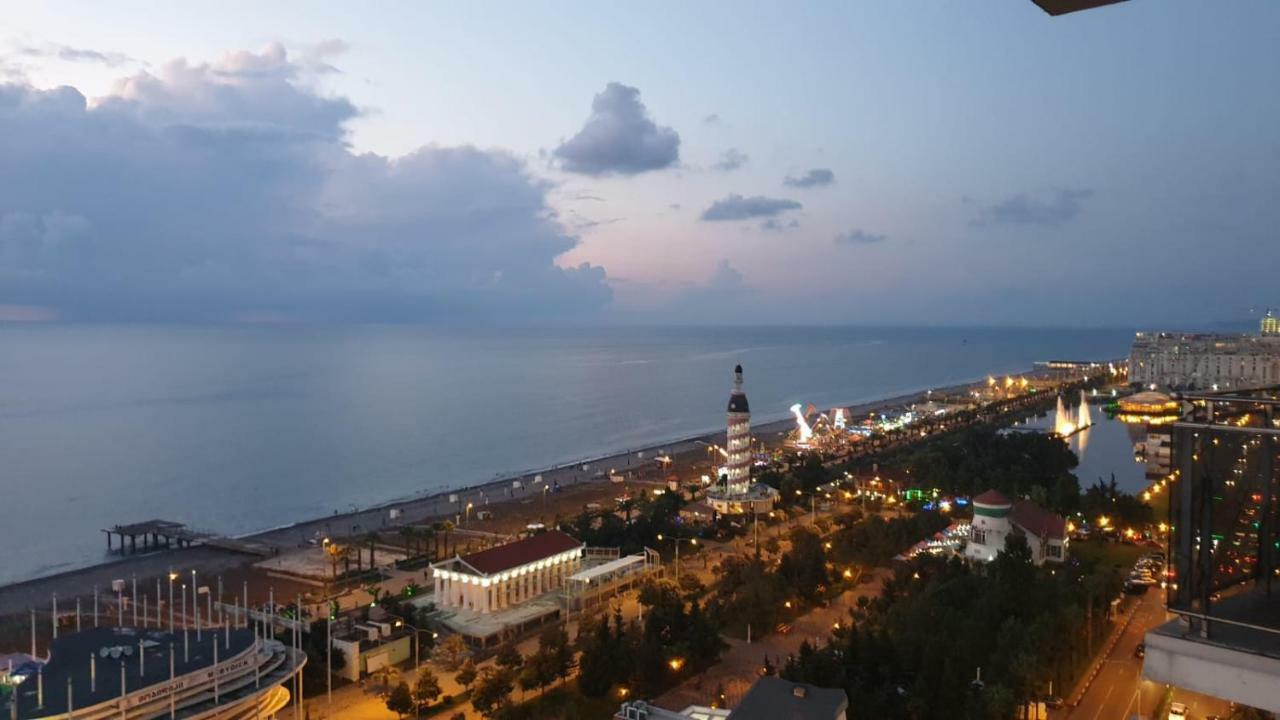 Twin Towers By Picnic Appartamento Batumi Esterno foto